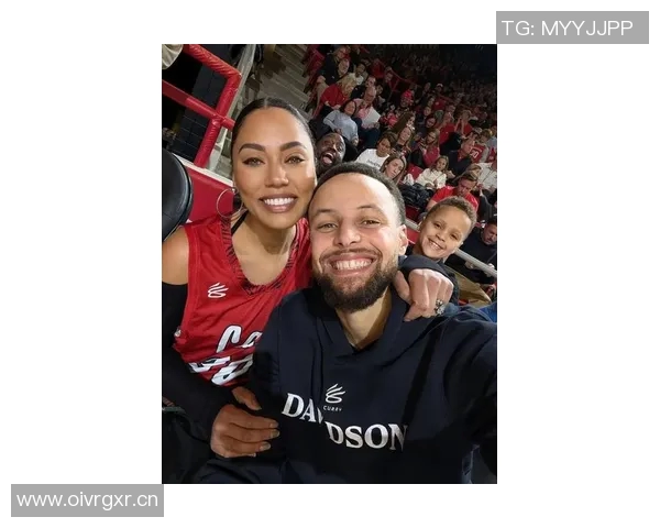 美媒分享库里一家六口温馨聚餐照片时光荏苒令人感慨不已